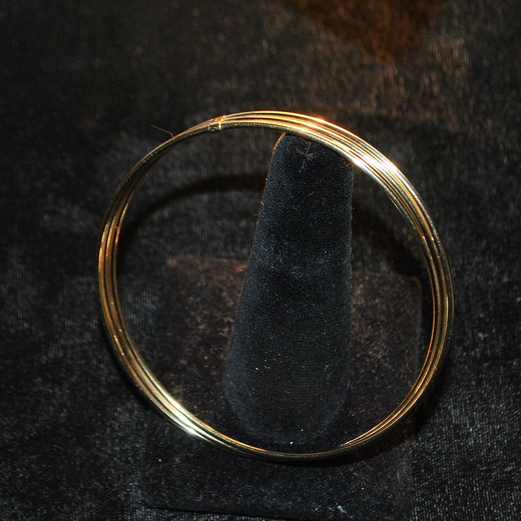 14K Gold Wire Floating Figure 8 Bangle 14K Gold Wire Floating Figure 8 Bangle