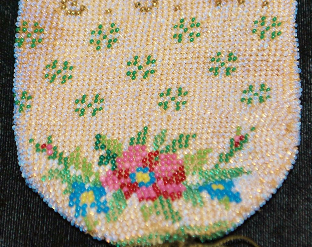 English Edwardian Beaded Coin Purse, c. 1900 English Edwardian Beaded Coin Purse, c. 1900