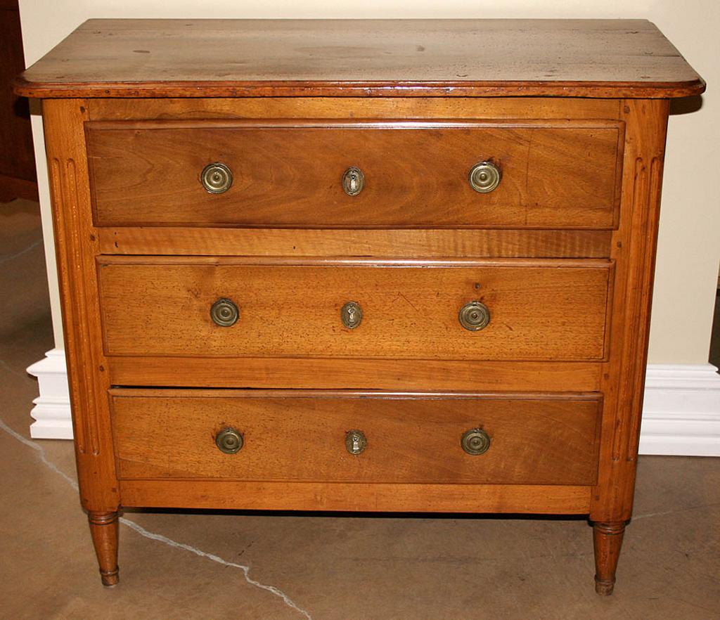 18th Century French Commode 18th Century French Commode