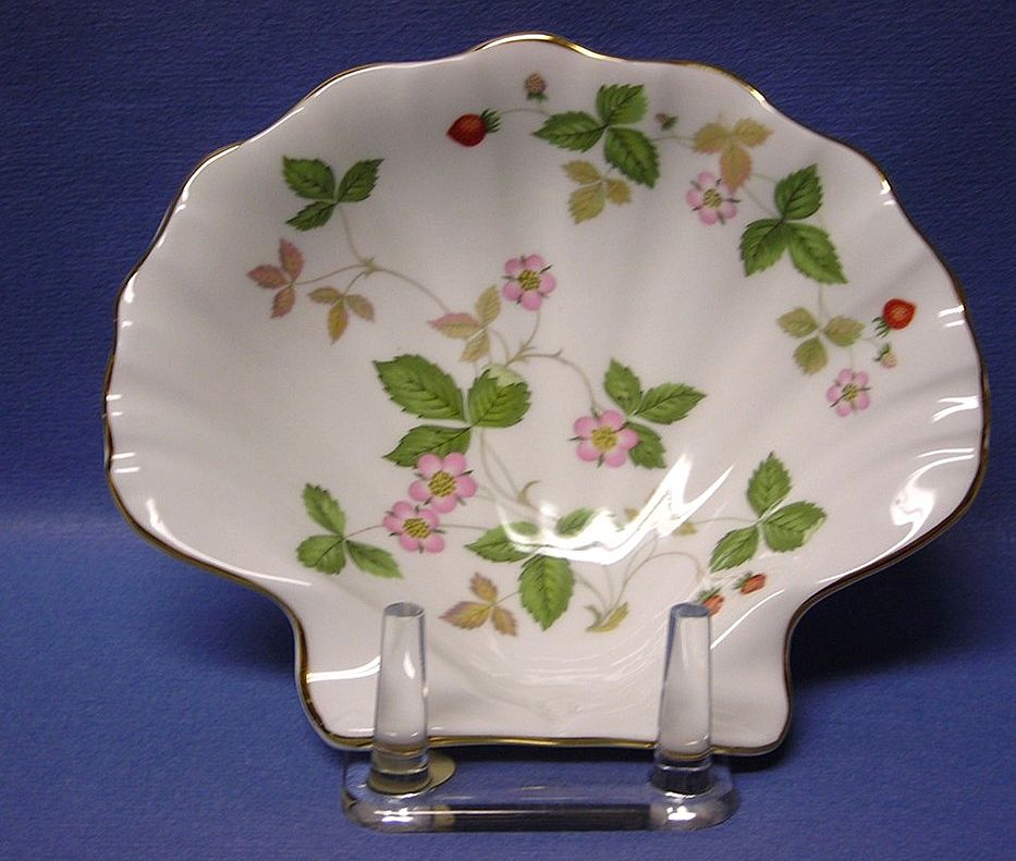 Wedgwood Wild Strawberry Shell Shaped Dish Wedgwood Wild Strawberry Shell Shaped Dish