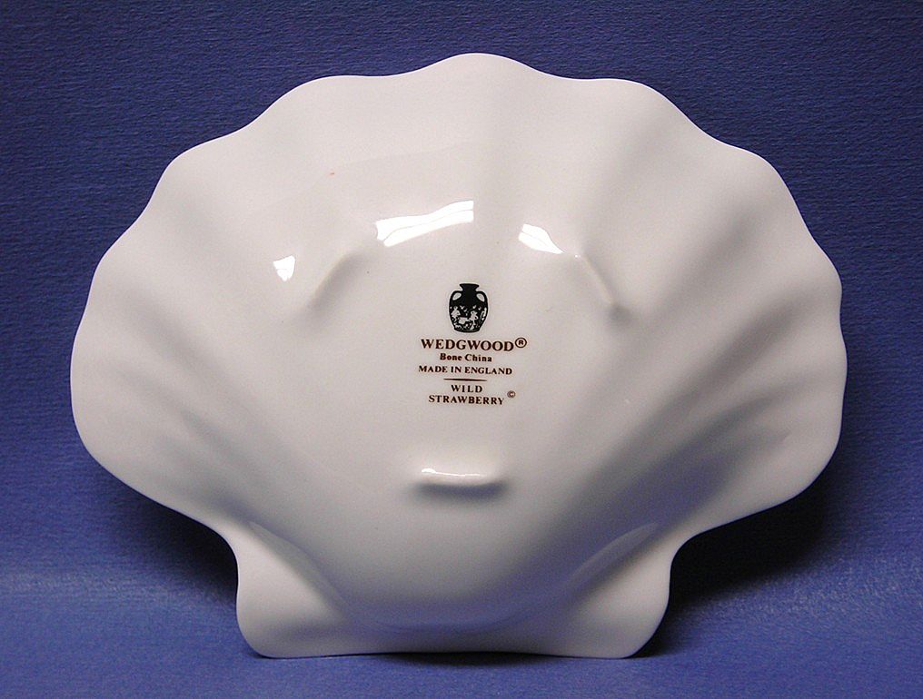 Wedgwood Wild Strawberry Shell Shaped Dish Wedgwood Wild Strawberry Shell Shaped Dish