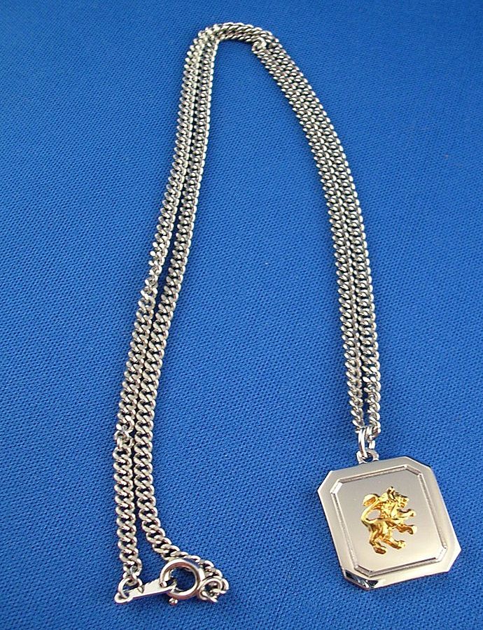 Avon 1983 Zodiac Leo Necklace with Box Avon 1983 Zodiac Leo Necklace with Box