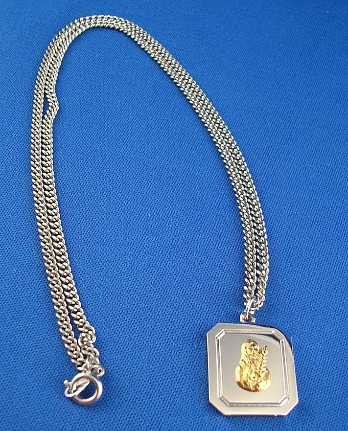 Avon 1983 Zodiac Virgo Necklace with Box Avon 1983 Zodiac Virgo Necklace with Box