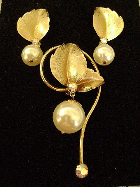 TARA Vintage Goldtone, Pearl & Aurora Borealis Pin & Earring Demi TARA Vintage Goldtone, Pearl & Aurora Borealis Pin & Earring Demi