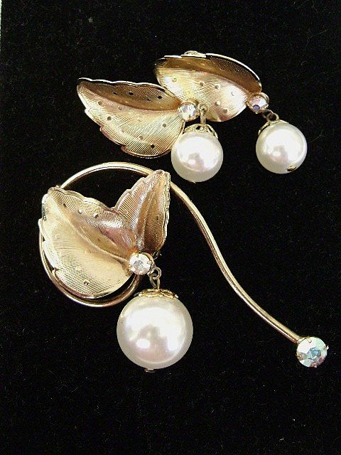 TARA Vintage Goldtone, Pearl & Aurora Borealis Pin & Earring Demi TARA Vintage Goldtone, Pearl & Aurora Borealis Pin & Earring Demi