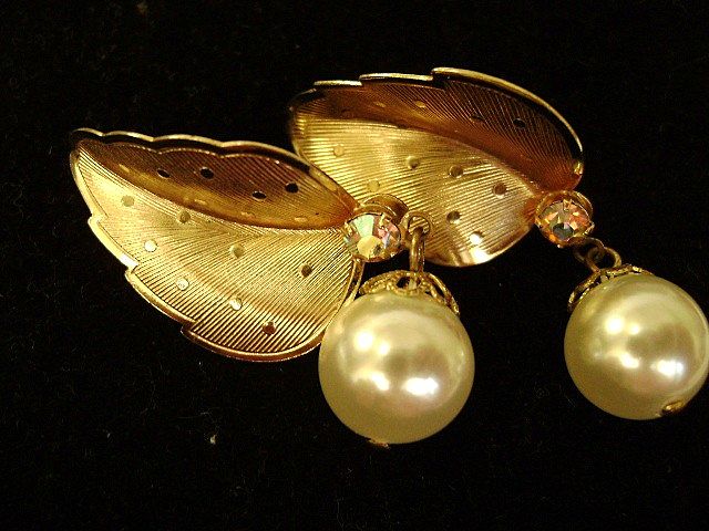 TARA Vintage Goldtone, Pearl & Aurora Borealis Pin & Earring Demi TARA Vintage Goldtone, Pearl & Aurora Borealis Pin & Earring Demi