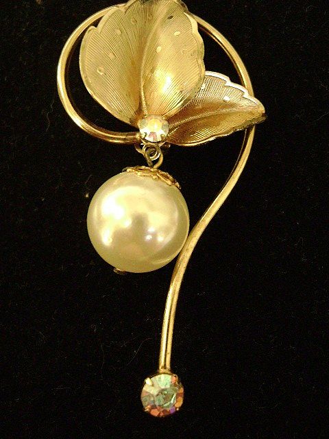 TARA Vintage Goldtone, Pearl & Aurora Borealis Pin & Earring Demi TARA Vintage Goldtone, Pearl & Aurora Borealis Pin & Earring Demi