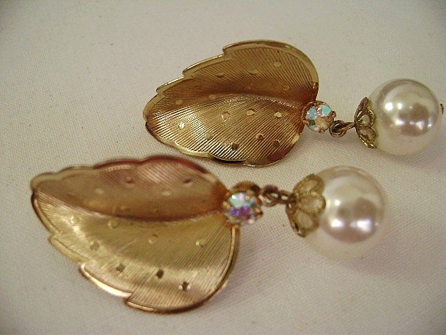 TARA Vintage Goldtone, Pearl & Aurora Borealis Pin & Earring Demi TARA Vintage Goldtone, Pearl & Aurora Borealis Pin & Earring Demi