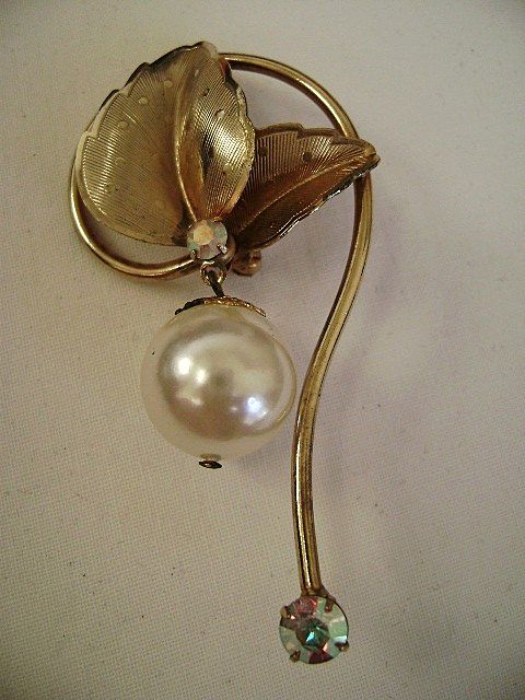 TARA Vintage Goldtone, Pearl & Aurora Borealis Pin & Earring Demi TARA Vintage Goldtone, Pearl & Aurora Borealis Pin & Earring Demi