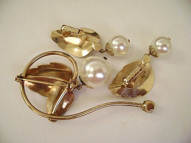 TARA Vintage Goldtone, Pearl & Aurora Borealis Pin & Earring Demi TARA Vintage Goldtone, Pearl & Aurora Borealis Pin & Earring Demi