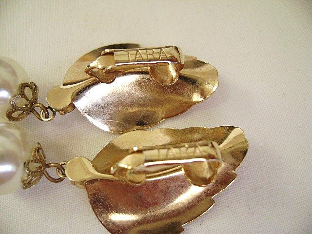 TARA Vintage Goldtone, Pearl & Aurora Borealis Pin & Earring Demi TARA Vintage Goldtone, Pearl & Aurora Borealis Pin & Earring Demi