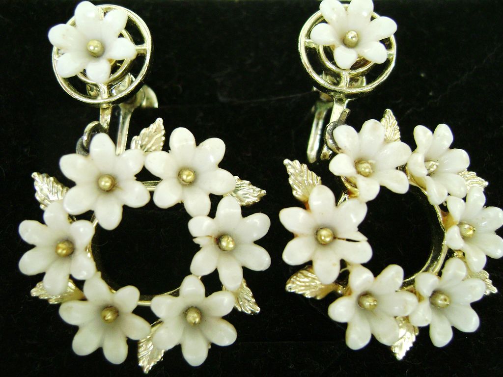 Lovely VINTAGE White Plastic Daisy Wreath Screwbacks Gold Tone Lovely VINTAGE White Plastic Daisy Wreath Screwbacks Gold Tone
