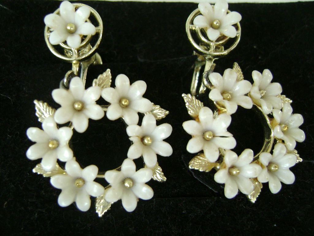 Lovely VINTAGE White Plastic Daisy Wreath Screwbacks Gold Tone Lovely VINTAGE White Plastic Daisy Wreath Screwbacks Gold Tone