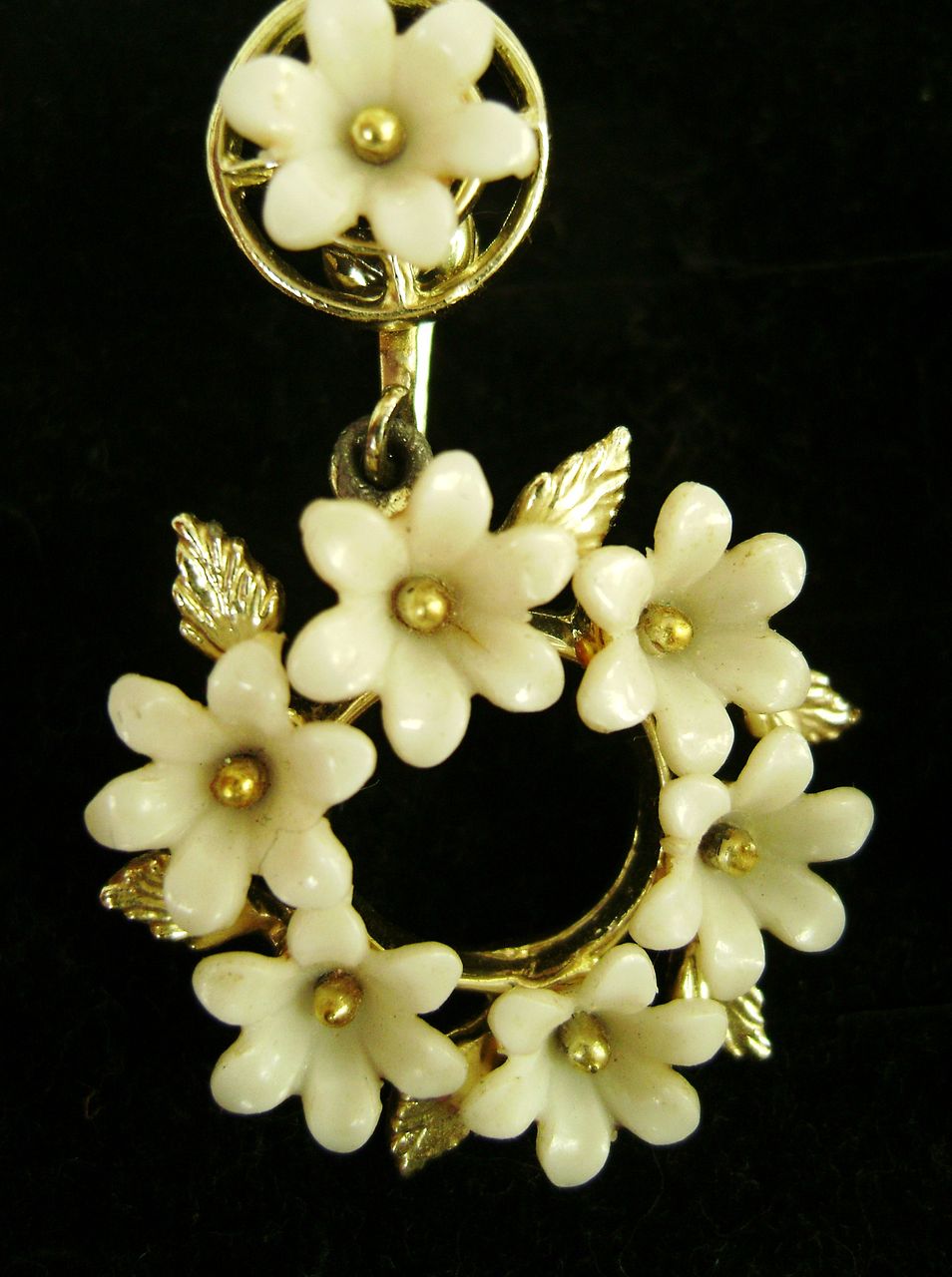 Lovely VINTAGE White Plastic Daisy Wreath Screwbacks Gold Tone Lovely VINTAGE White Plastic Daisy Wreath Screwbacks Gold Tone