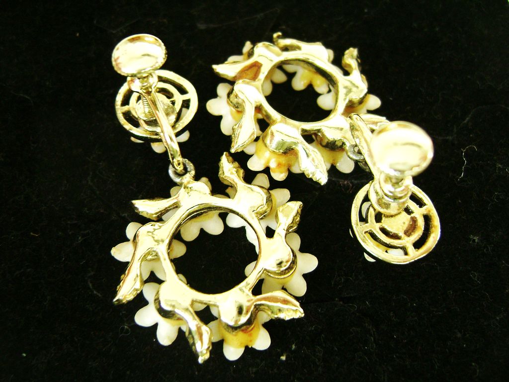 Lovely VINTAGE White Plastic Daisy Wreath Screwbacks Gold Tone Lovely VINTAGE White Plastic Daisy Wreath Screwbacks Gold Tone