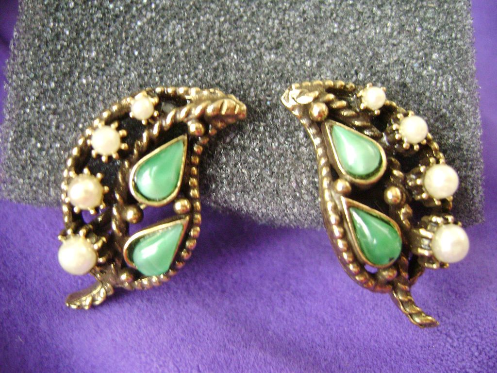 VINTAGE Demi Green Thermoset & Faux Pearl Leaf Bracelet & SBKs VINTAGE Demi Green Thermoset & Faux Pearl Leaf Bracelet & SBKs