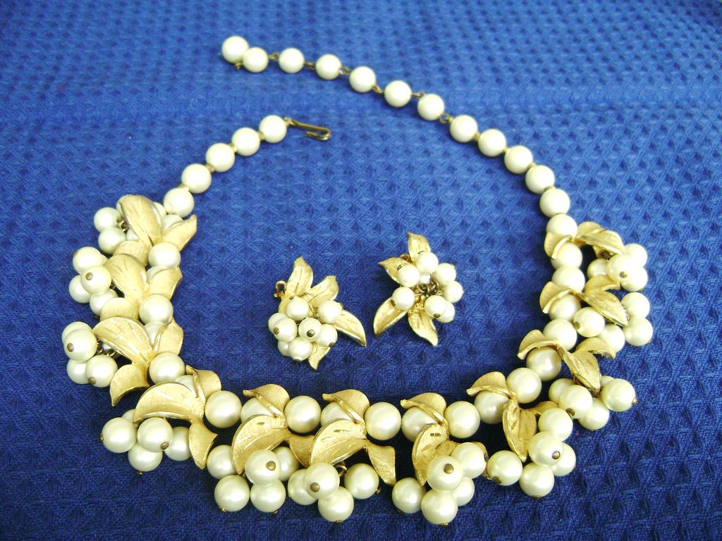 Large Vintage Faux Pearl Cluster Bib Choker/Clips Demi Large Vintage Faux Pearl Cluster Bib Choker/Clips Demi
