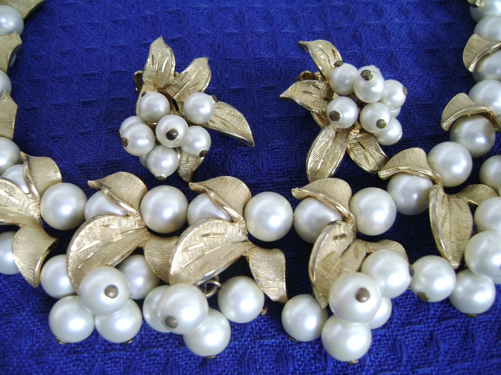 Large Vintage Faux Pearl Cluster Bib Choker/Clips Demi Large Vintage Faux Pearl Cluster Bib Choker/Clips Demi