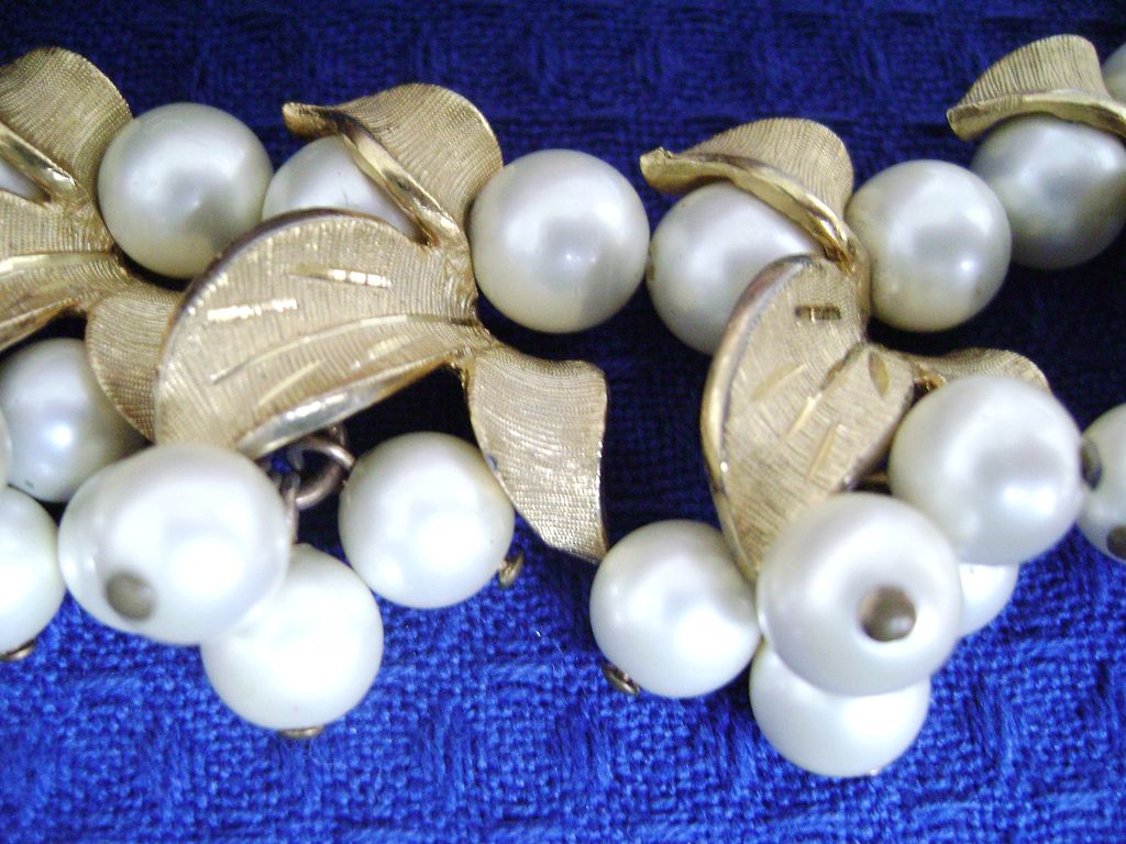 Large Vintage Faux Pearl Cluster Bib Choker/Clips Demi Large Vintage Faux Pearl Cluster Bib Choker/Clips Demi