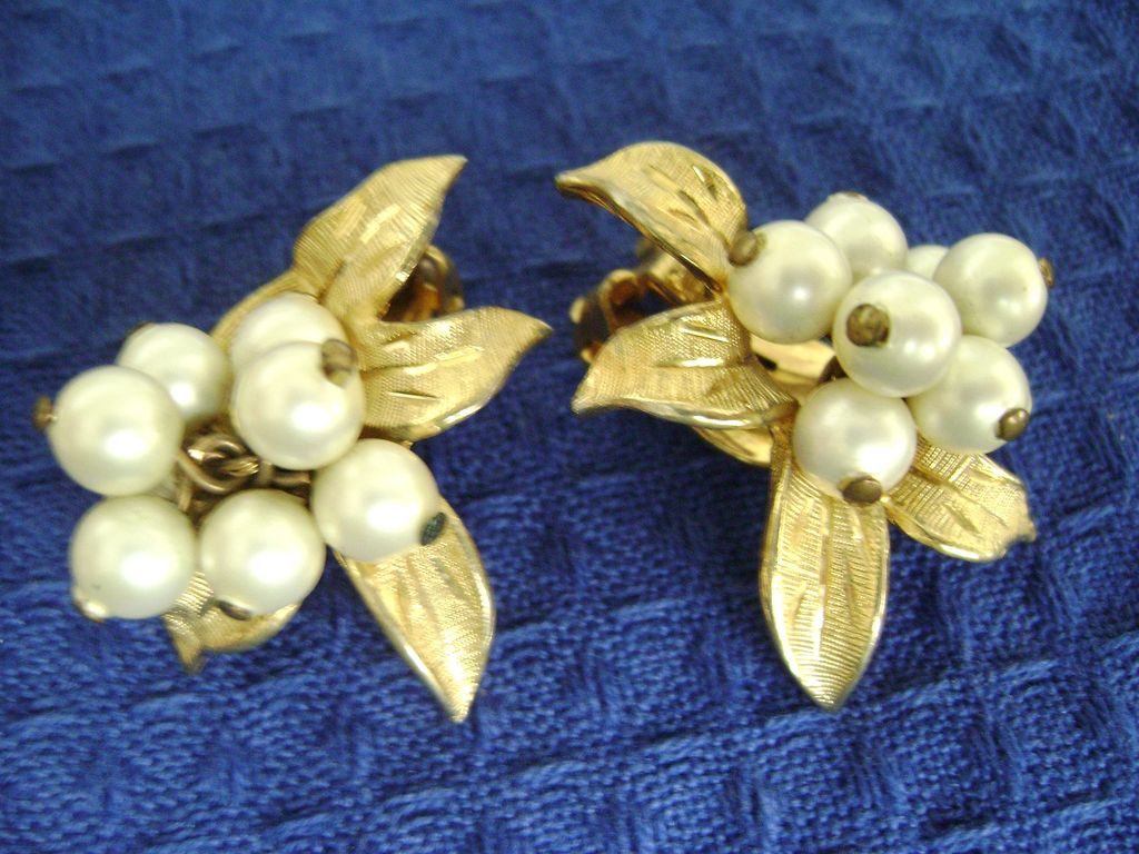 Large Vintage Faux Pearl Cluster Bib Choker/Clips Demi Large Vintage Faux Pearl Cluster Bib Choker/Clips Demi