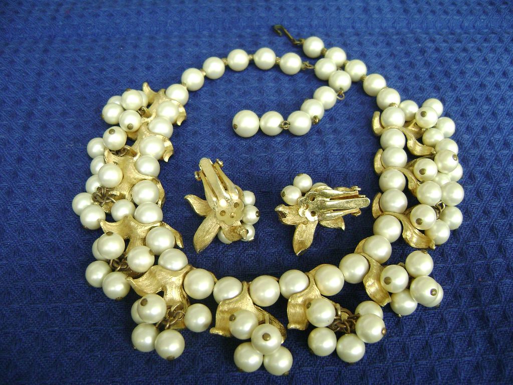 Large Vintage Faux Pearl Cluster Bib Choker/Clips Demi Large Vintage Faux Pearl Cluster Bib Choker/Clips Demi