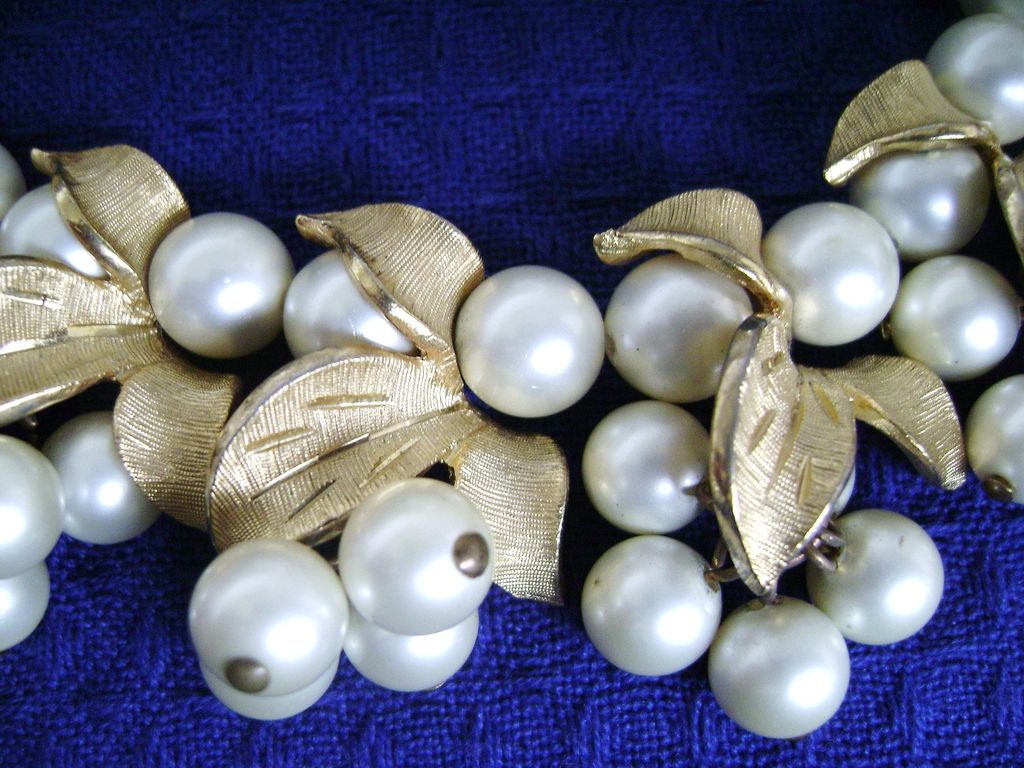 Large Vintage Faux Pearl Cluster Bib Choker/Clips Demi Large Vintage Faux Pearl Cluster Bib Choker/Clips Demi