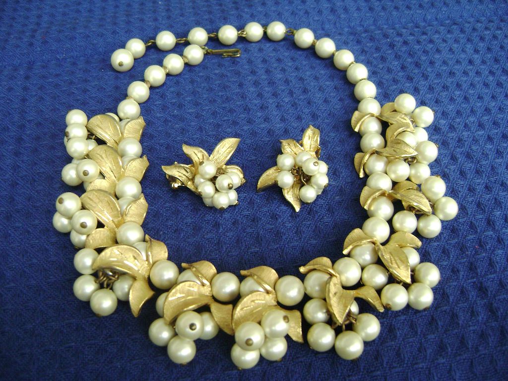 Large Vintage Faux Pearl Cluster Bib Choker/Clips Demi Large Vintage Faux Pearl Cluster Bib Choker/Clips Demi