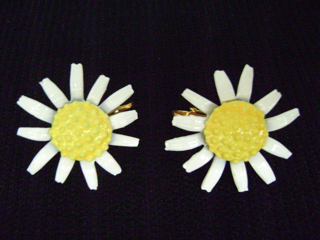 Vintage Enamel Daisy Clip Earrings Vintage Enamel Daisy Clip Earrings