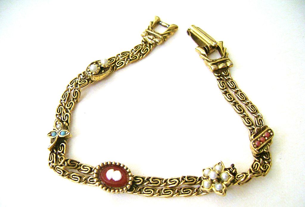 Vintage Faux Gem Multi Station Gold Tone Bracelet Vintage Faux Gem Multi Station Gold Tone Bracelet