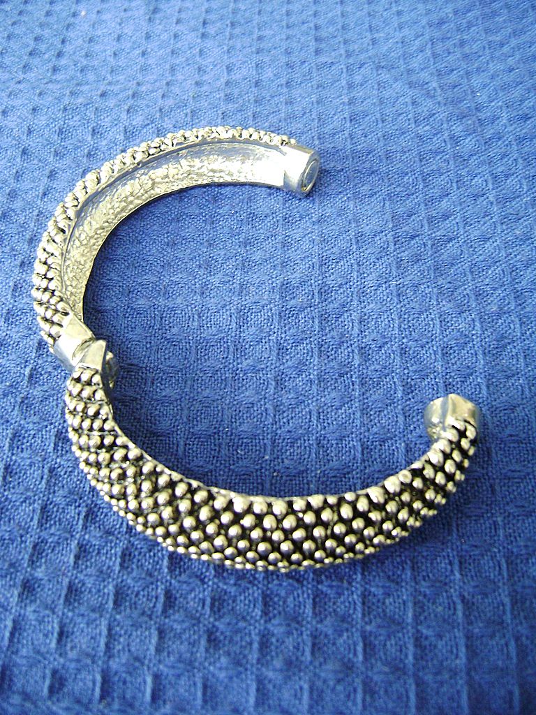 Silver Tone Beaded Clamper w/Magnetic Clasp Silver Tone Beaded Clamper w/Magnetic Clasp