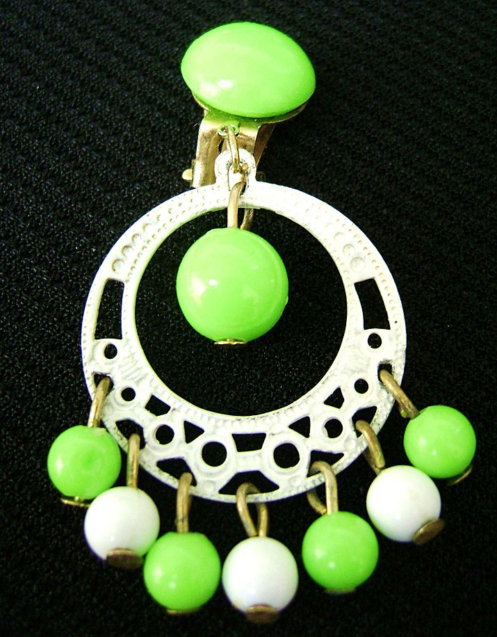 RETRO Green & White Enamel Chandelier Dangle Clips Earrings RETRO Green & White Enamel Chandelier Dangle Clips Earrings