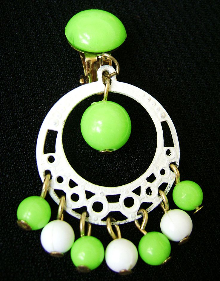 RETRO Green & White Enamel Chandelier Dangle Clips Earrings RETRO Green & White Enamel Chandelier Dangle Clips Earrings