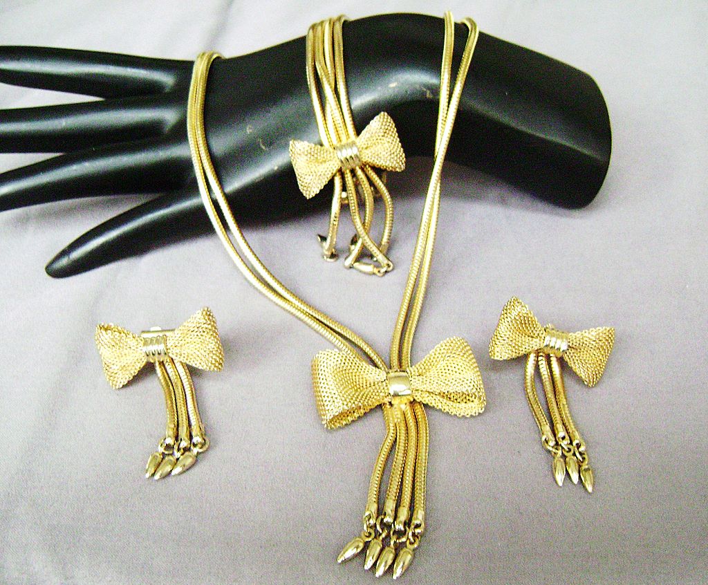 Vintage Gold Tone Snake Chain & Mesh Bow w/Tassels Demi-Clips, Bracelet & Choker Vintage Gold Tone Snake Chain & Mesh Bow w/Tassels Demi-Clips, Bracelet & Choker