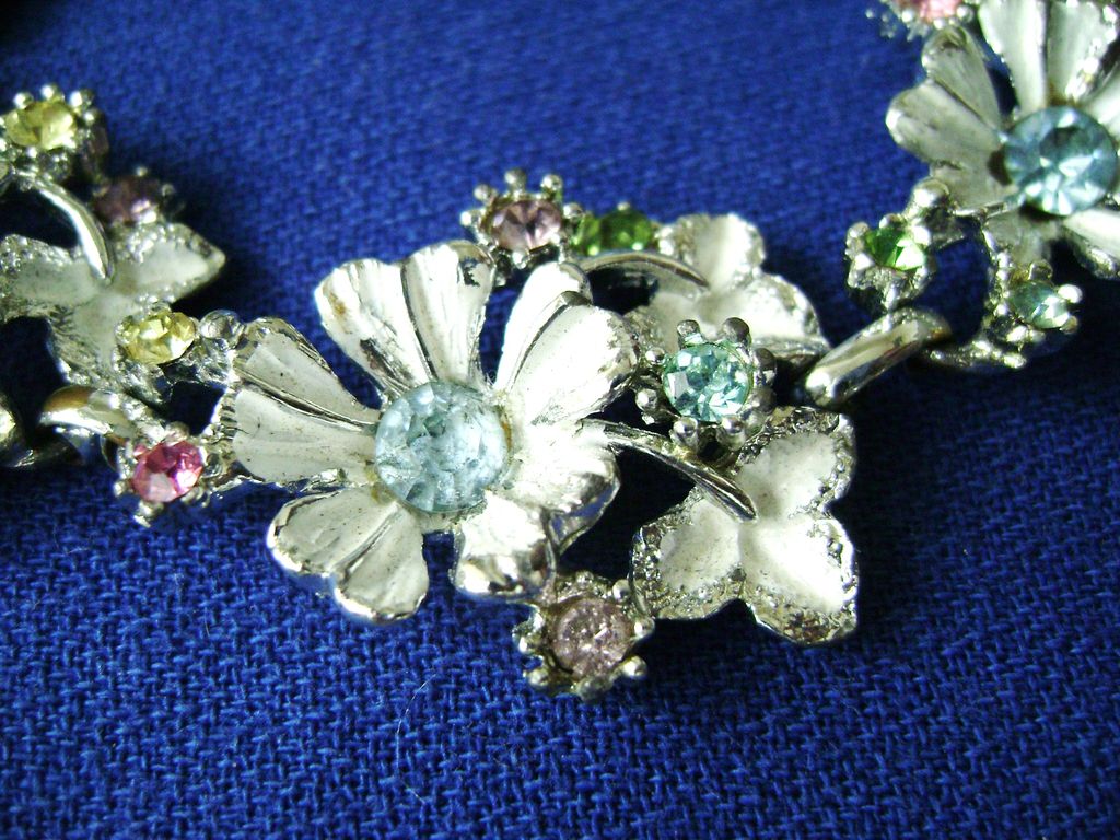 VINTAGE Enamel & Rhinestone Flower & Leaf Bracelet VINTAGE Enamel & Rhinestone Flower & Leaf Bracelet