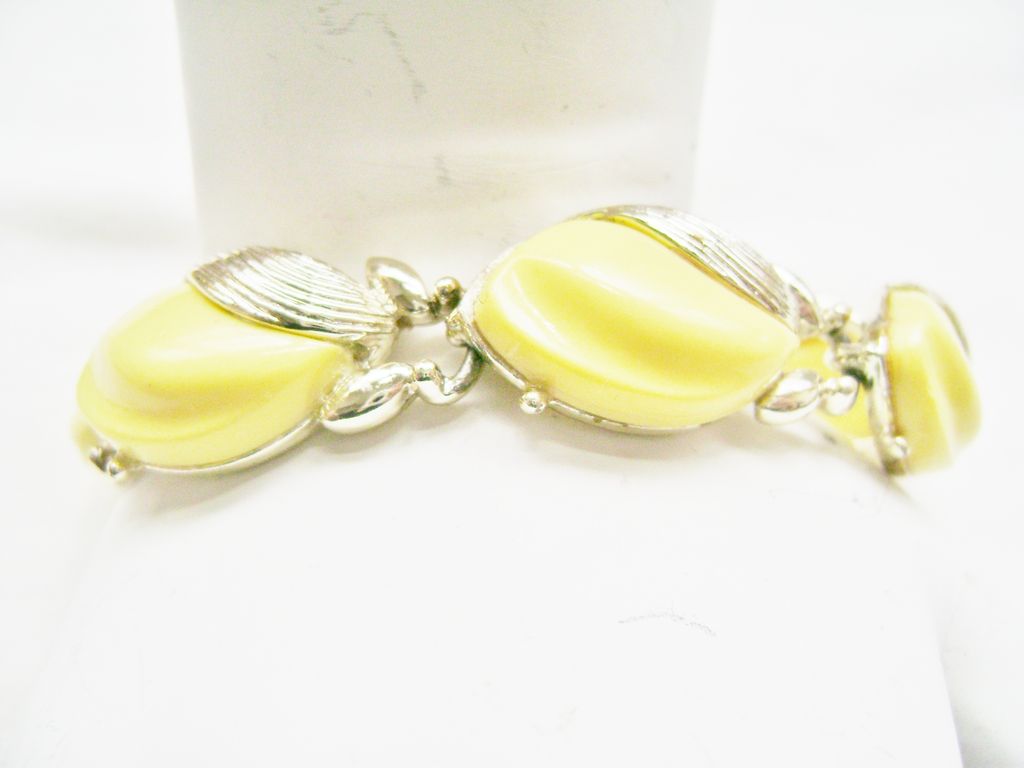 Gold Tone Oval Link Yellow Thermo Plastic Bracelet Gold Tone Oval Link Yellow Thermo Plastic Bracelet