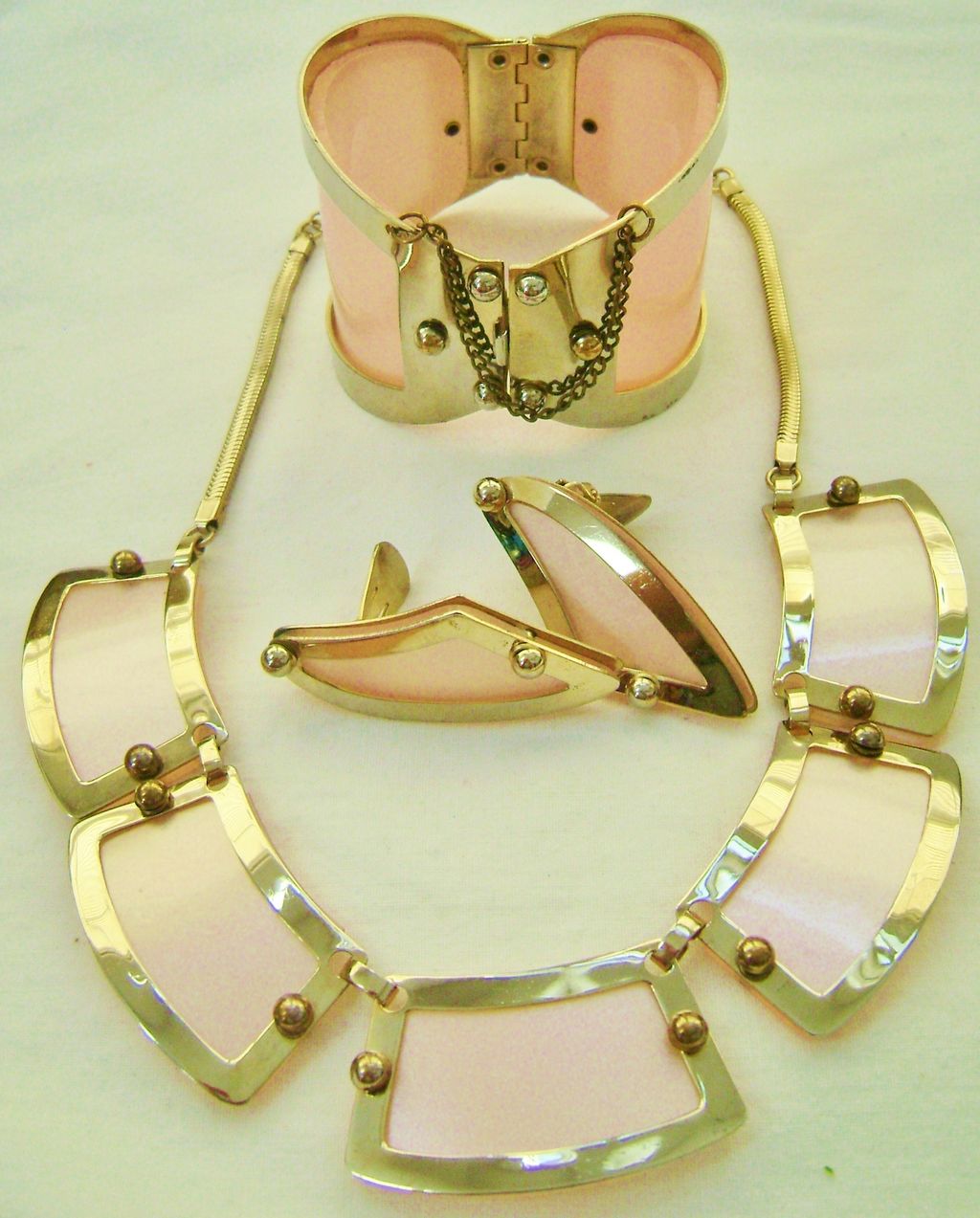 Modernist LERU Pink Acrylic Parure-Choker,Clips, Cuff Modernist LERU Pink Acrylic Parure-Choker,Clips, Cuff
