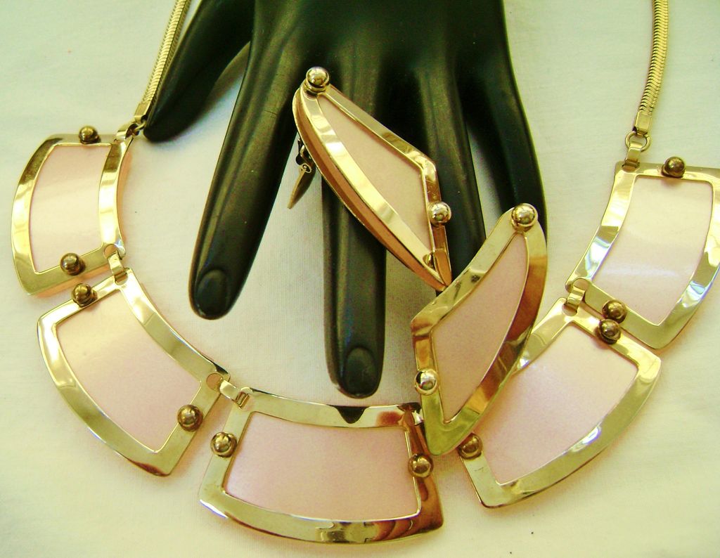Modernist LERU Pink Acrylic Parure-Choker,Clips, Cuff Modernist LERU Pink Acrylic Parure-Choker,Clips, Cuff