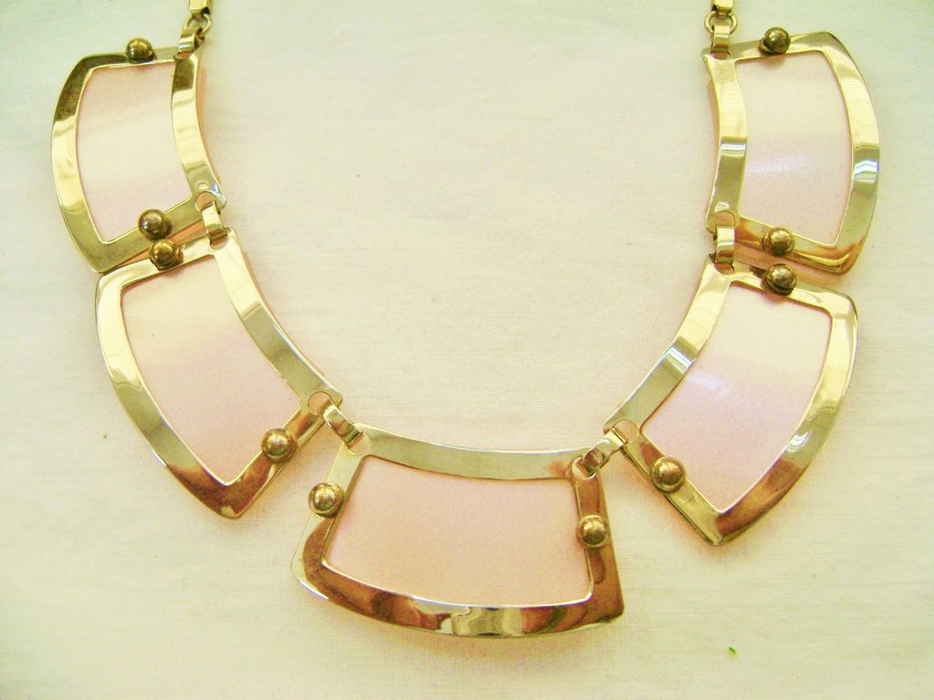Modernist LERU Pink Acrylic Parure-Choker,Clips, Cuff Modernist LERU Pink Acrylic Parure-Choker,Clips, Cuff