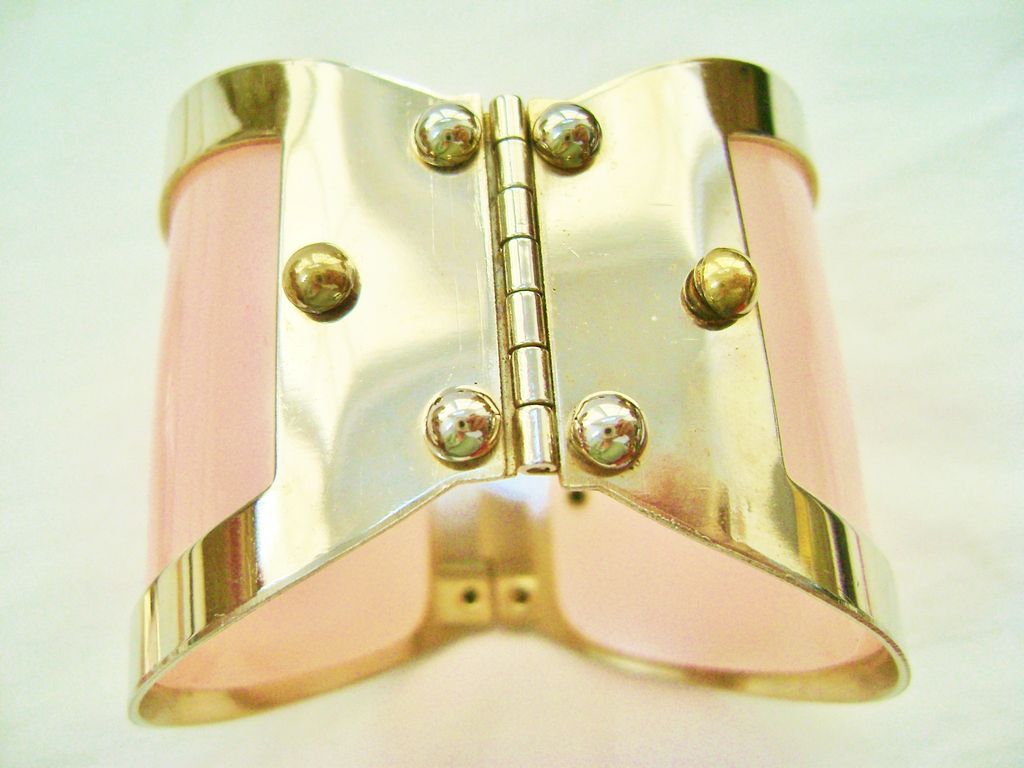 Modernist LERU Pink Acrylic Parure-Choker,Clips, Cuff Modernist LERU Pink Acrylic Parure-Choker,Clips, Cuff