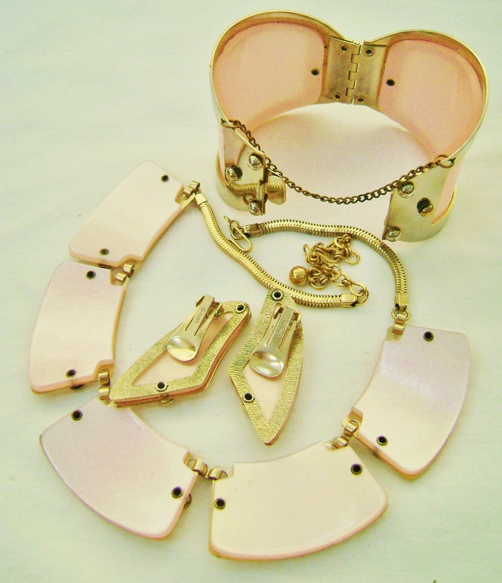 Modernist LERU Pink Acrylic Parure-Choker,Clips, Cuff Modernist LERU Pink Acrylic Parure-Choker,Clips, Cuff