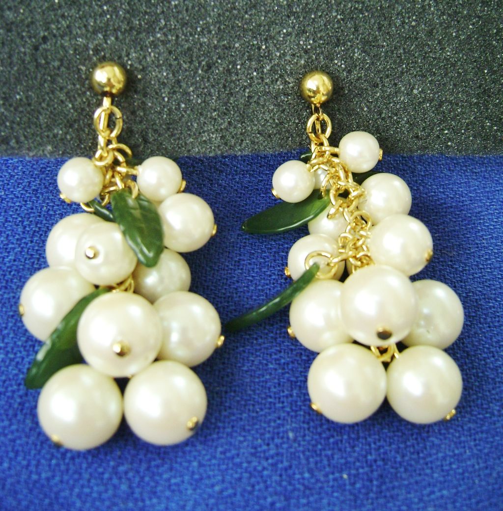 Vintage Faux Pearl "Grape Cluster" Design Dangle Clip Earrings Vintage Faux Pearl "Grape Cluster" Design Dangle Clip Earrings