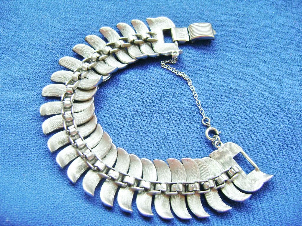 Vintage CORO Wide Silver Tone Swirl Link Bracelet Vintage CORO Wide Silver Tone Swirl Link Bracelet
