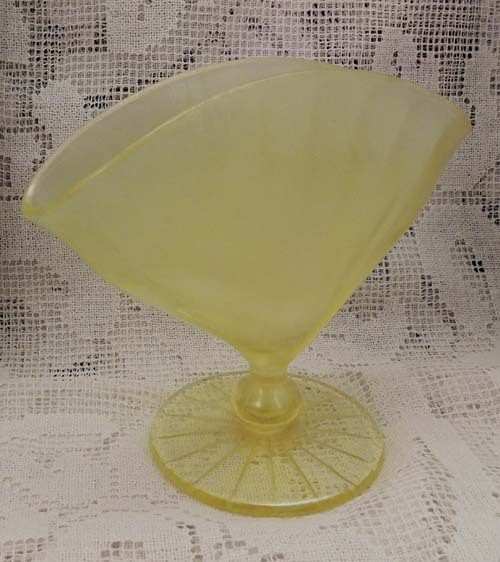 FENTON Vintage Florentine Yellow Stretch Satin Glass Fan Vase Depression Glass Book Piece FENTON Vintage Florentine Yellow Stretch Satin Glass Fan Vase Depression Glass Book Piece