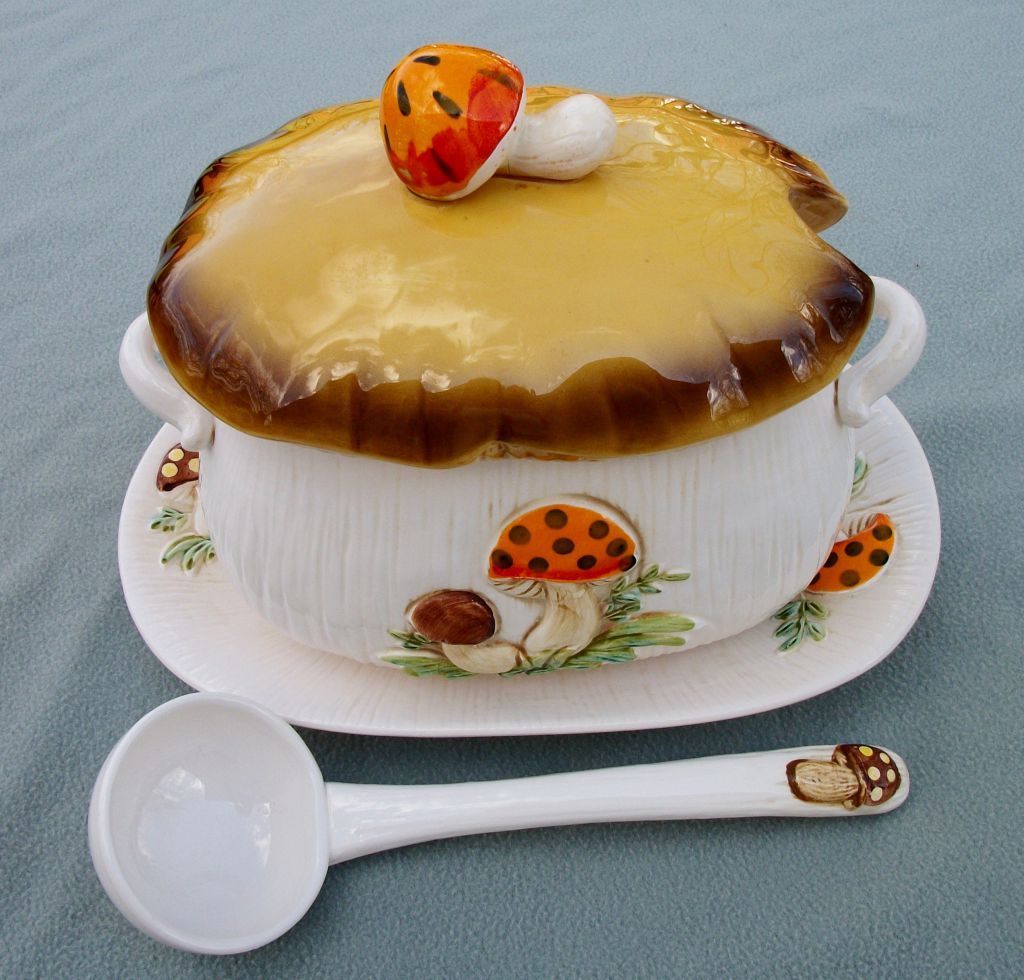 1976 Sears Roebuck Merry Mushroom Soup Tureen, Ladle, Underplate 1976 Sears Roebuck Merry Mushroom Soup Tureen, Ladle, Underplate