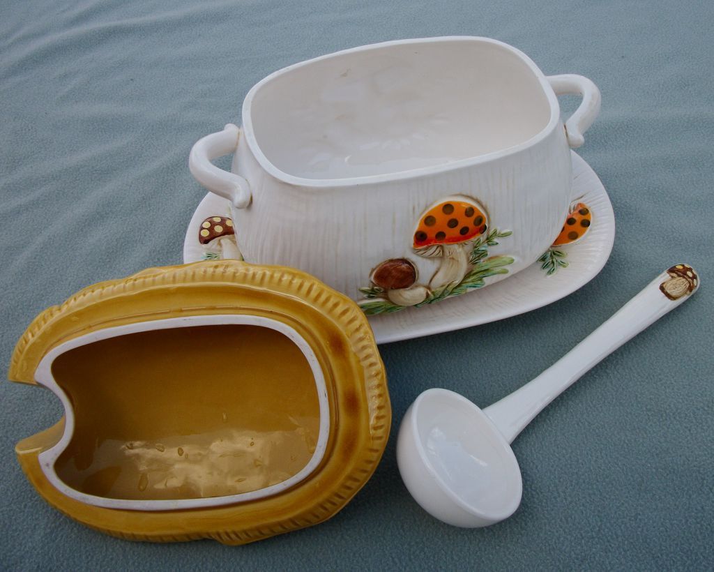 1976 Sears Roebuck Merry Mushroom Soup Tureen, Ladle, Underplate 1976 Sears Roebuck Merry Mushroom Soup Tureen, Ladle, Underplate