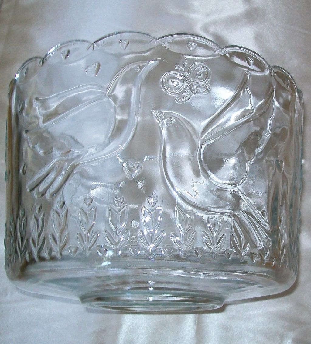 Beautiful Dove Theme Scallop Edge Large Glass Parfait Bowl Beautiful Dove Theme Scallop Edge Large Glass Parfait Bowl