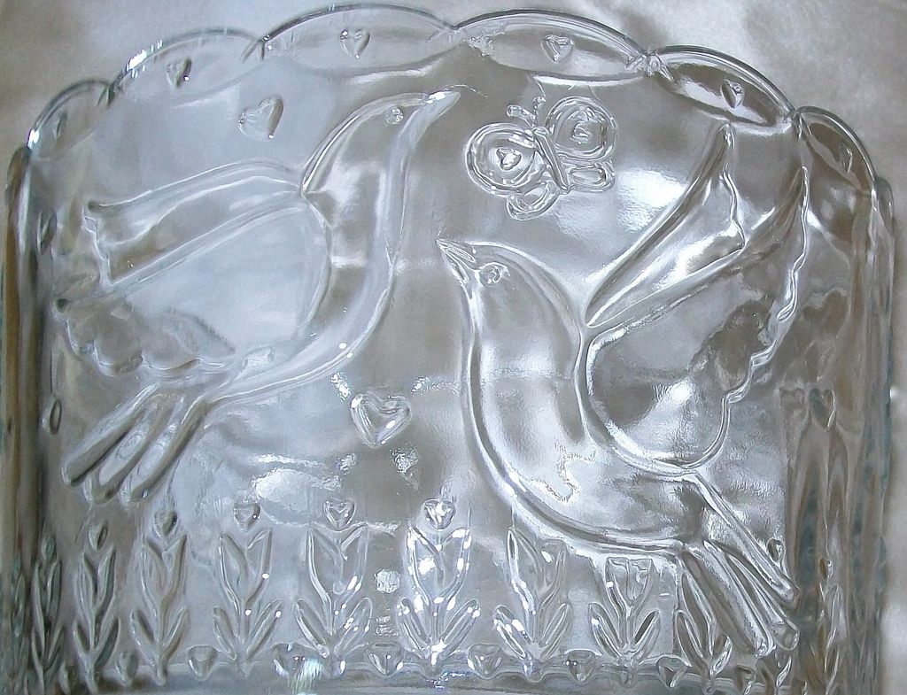 Beautiful Dove Theme Scallop Edge Large Glass Parfait Bowl Beautiful Dove Theme Scallop Edge Large Glass Parfait Bowl