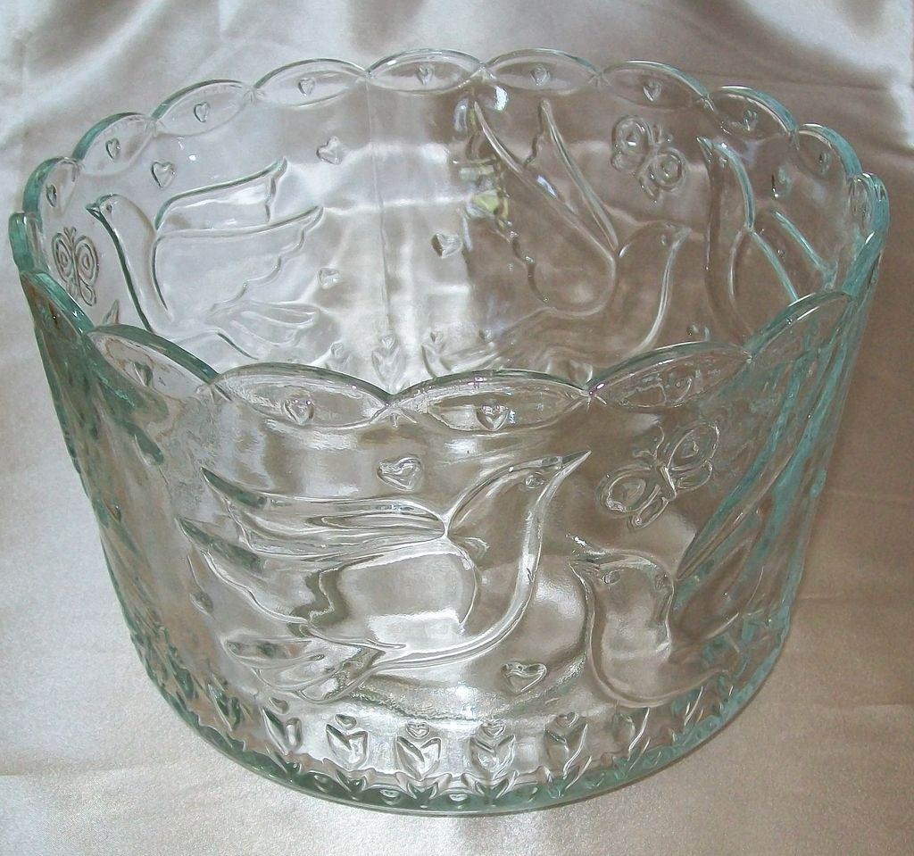 Beautiful Dove Theme Scallop Edge Large Glass Parfait Bowl Beautiful Dove Theme Scallop Edge Large Glass Parfait Bowl