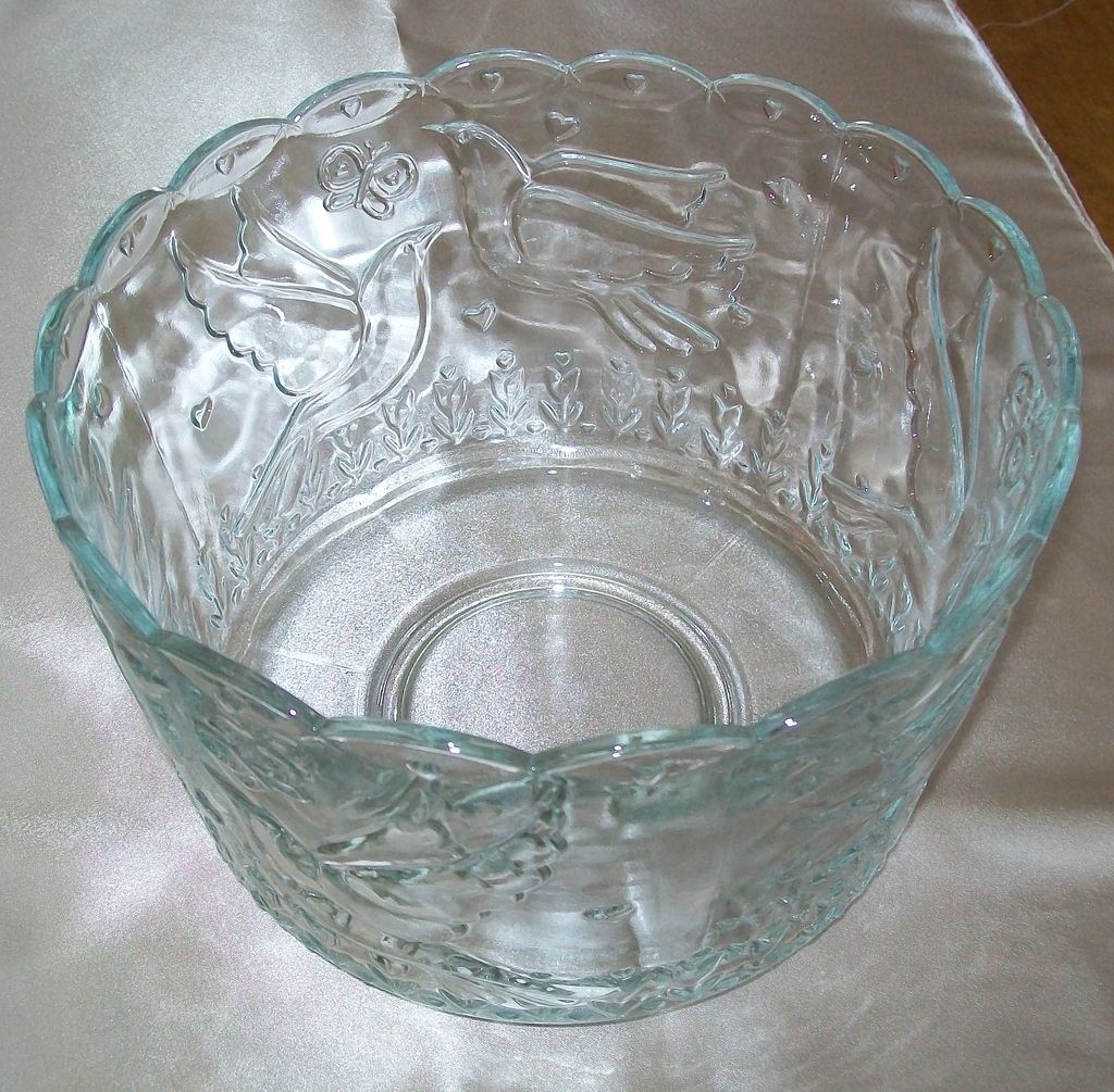 Beautiful Dove Theme Scallop Edge Large Glass Parfait Bowl Beautiful Dove Theme Scallop Edge Large Glass Parfait Bowl