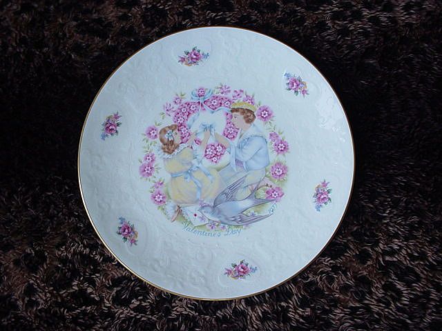 Royal Doulton 1977 Valentine's Day plate Royal Doulton 1977 Valentine's Day plate
